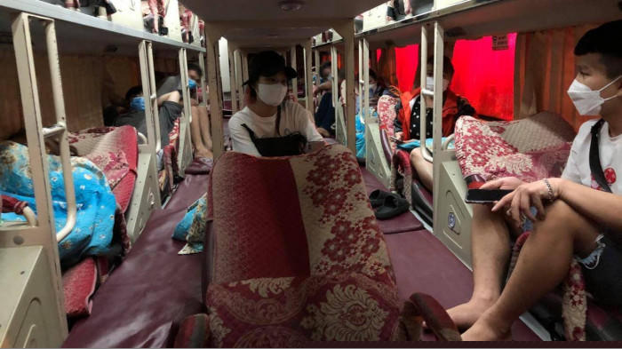 Nhiều hành khách trên xe khách