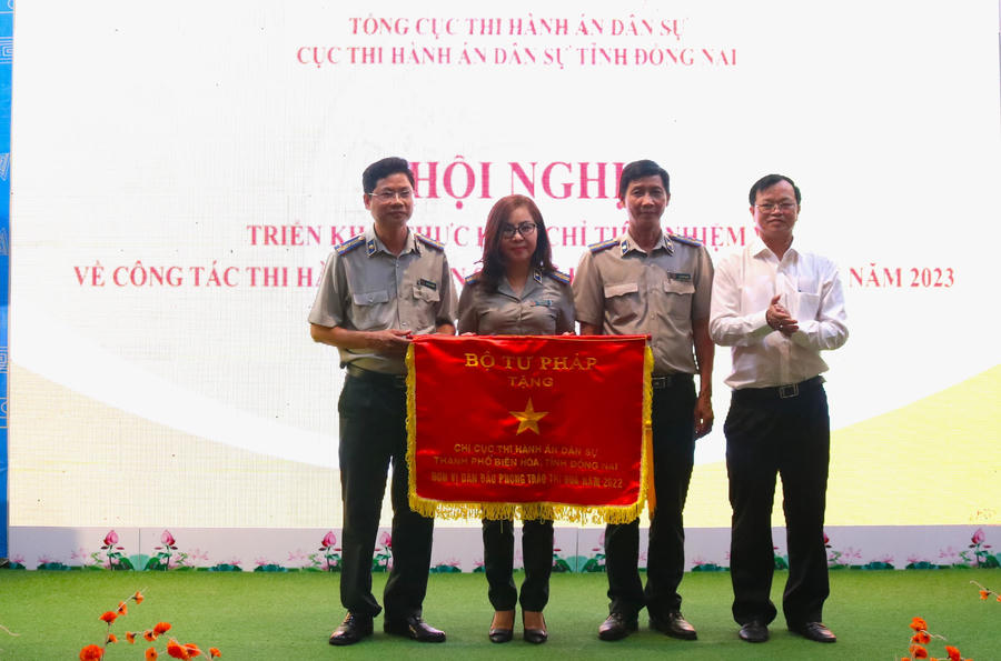Chi cục THADS TP. Biên Hòa cờ thi đua.