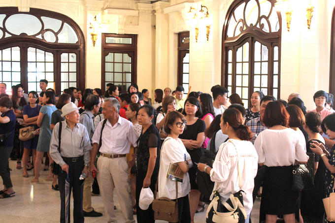 10h ngày 6/9 người dân và du khách bắt đầu đổ tới Nhà hát Lớn Hà Nội để tham quan nhà hát với chủ đề "Lịch sử, kiến trúc và nghệ thuật truyền thống". Trong số khách có rất nhiều người lớn tuổi và khách quốc tế.