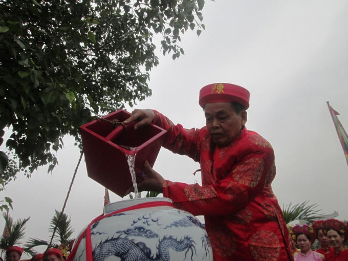 Người được cầm bình đi lấy nước phải là người có uy tín, có đạo đức được dân làng tuyển chọn.