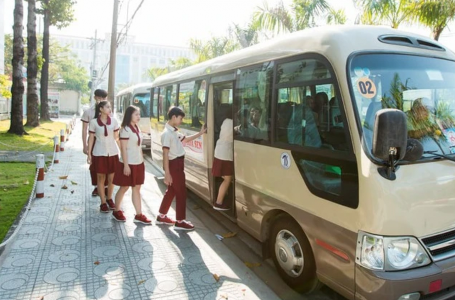 Từ 1/1/2025, xe ô tô kinh doanh chở trẻ mầm non, học sinh phải sơn màu vàng đậm. (Ảnh minh hoạ).