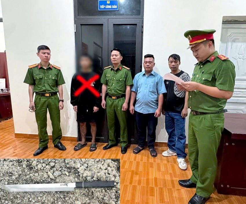 Cơ quan CSĐT thi hành Lệnh giữ và bắt người trong trường hợp khẩn cấp đối với Hoàng Minh H (x) về hành vi “Cố ý gây thương tích”. (Ảnh: Công an Lai Châu).