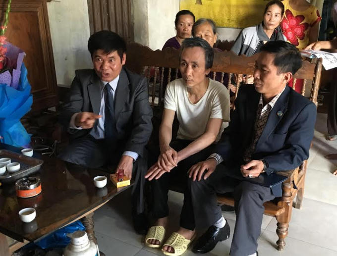 Các luật sư đến chúc mừng ông Hàn Đức Long trong ngày được minh oan, trở về gia đình.