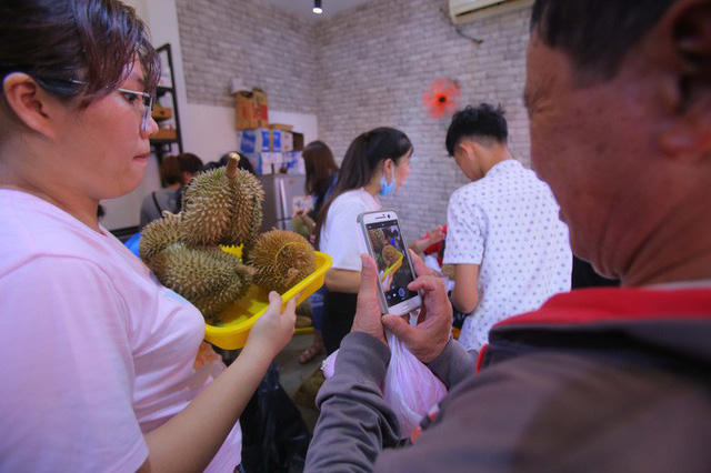 Xếp h&agrave;ng chờ tới lượt mua sầu ri&ecirc;ng ăn trả hạt ở TP HCM