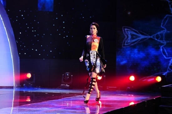 Các thí sinh trình diễn các trang phục của NTK.