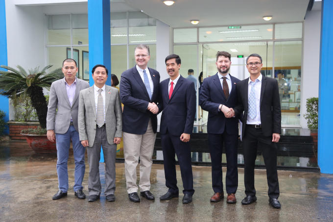 Đoàn công tác của Đại sứ quán Hoa Kỳ chụp ảnh lưu niệm cùng lãnh đạo Vinamilk.