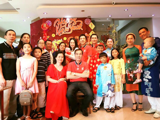 Đại gia đình ca sĩ Khánh Phương sum họp ngày tết.