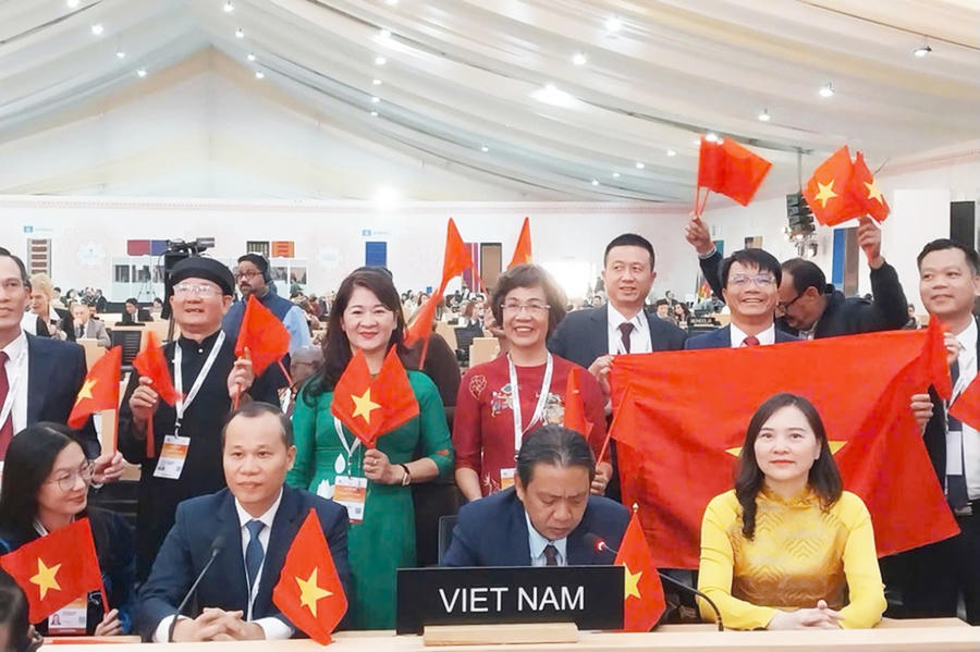 Ông Mai Sơn, Ủy viên Ban Thường vụ Tỉnh ủy, Phó Chủ tịch Thường trực UBND tỉnh Bắc Ninh (thứ 2 bên trái) tham dự chương trình.