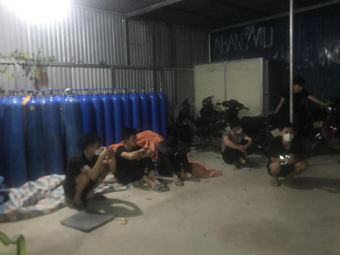 Gần 1.200 bình khí các loại không rõ nguồn gốc được phát hiện tại cơ sở sản xuất.