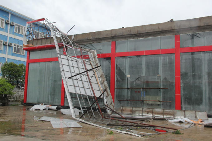 Nhiều biển hiệu quảng cáo bị phá hủy hoàn toàn.