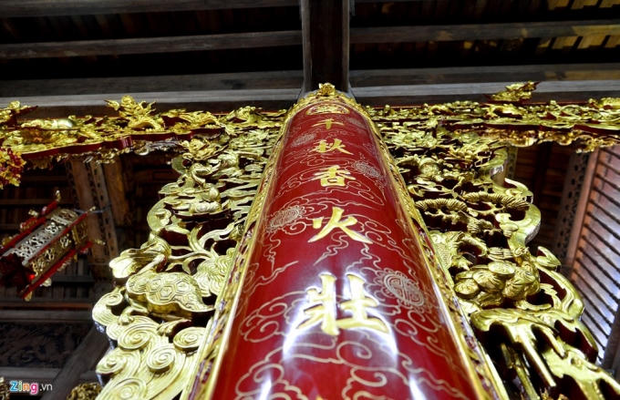 Hoành phi, câu đối trong gian thờ được sơn son thiếp vàng lộng lẫy.