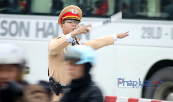 Lực lượng cảnh sát giao thông đã có mặt để phân làn.