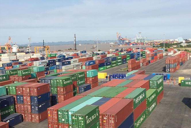 Cảng Tân Vũ (Hải Phòng) chật kín container hàng hóa, trong đó có không ít các container phế liệu tồn đọng. Ảnh: Tuấn Nguyễn.