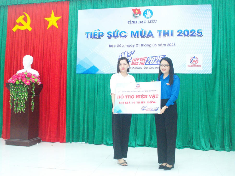 Công ty Trách nhiệm Thương mại dịch vụ Thành Mỹ, trao bảng tượng trưng 30 triệu đồng cho Ban Thường vụ Tỉnh đoàn Bạc Liêu tiếp sức cho mùa thi tốt nghiệp THPT trên địa bàn tỉnh năm 2025.