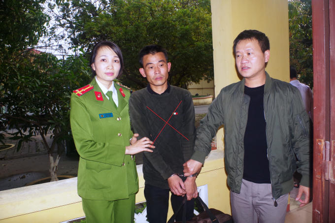 Lực lượng Công an dẫn giải đối tượng Chung (dấu X). Ảnh: Công an Hà Nam