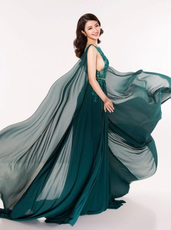 Với chiều cao 1m70, nặng 49 kg, số đo 3 vòng lần lượt của cô là: 87-59-92