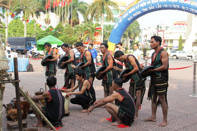 Buổi lễ diễn ra trong tiếng cồng chiêng rộn rã