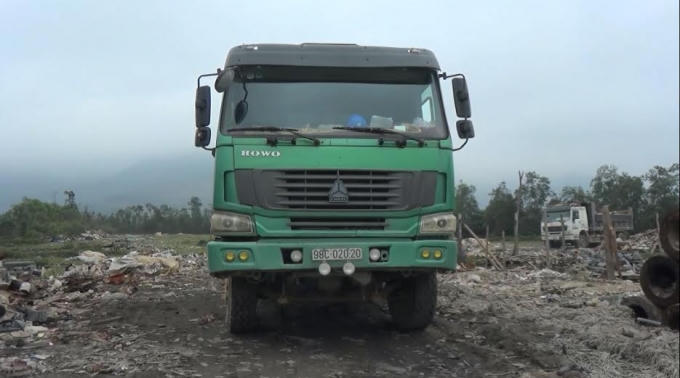 Xe tải này chở rác qua cổng phía tây công ty TNHH Gang thép Hưng Nghiệp Formosa Hà Tĩnh để tuồn ra ngoài.
