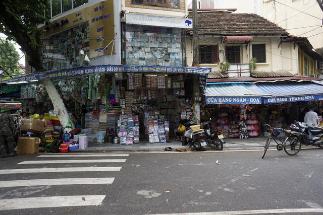 Trên một tuyến phố thuộc phố cổ Hà Nội, việc bày bán hàng hóa ra ngoài vỉa hè lại tái diễn, 5 tháng sau "chiến dịch giành lại vỉa hè" của thành phố.