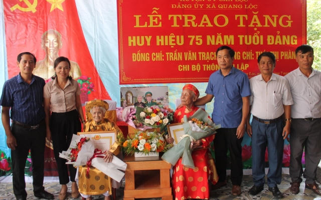 Hà Tĩnh: Đôi vợ chồng cùng nhận huy hiệu 75 năm tuổi Đảng