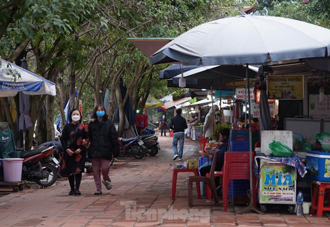 Ghi nhận sáng 9/2, con đường vào phủ Tây Hồ vắng người qua lại. Trước đó vào các ngày 7 và 8/2, con đường này luôn tấp nập khách đi lễ cho dù thời điểm đó, phủ Tây Hồ vẫn chưa được mở cửa đón khách.