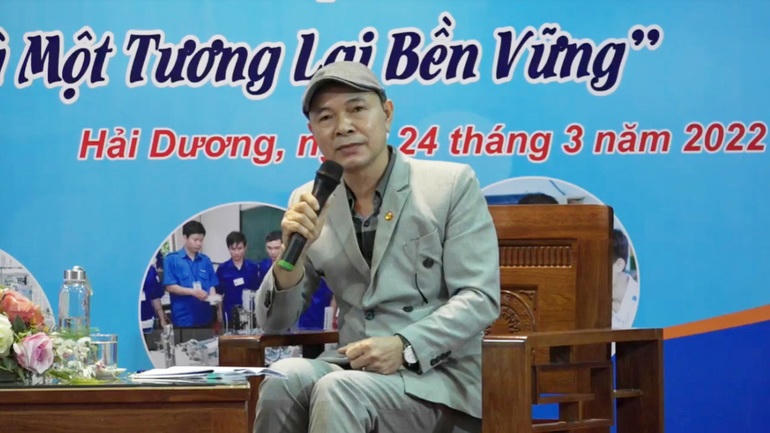 Ông Đỗ Văn Giang - Phó Vụ trưởng Vụ Đào tạo chính quy Tổng cục GDNN chia sẻ kinh nghiệm định hướng hướng nghiệp cho học sinh.