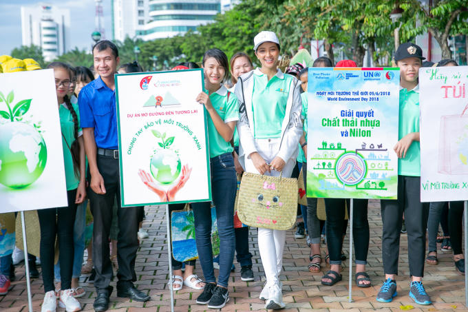 Hoa hậu H'hen Ni&ecirc; h&oacute;a c&ocirc; g&aacute;i d&acirc;n tộc H'M&ocirc;ng tham gia hoạt động cộng đồng tại Đ&agrave; Nẵng