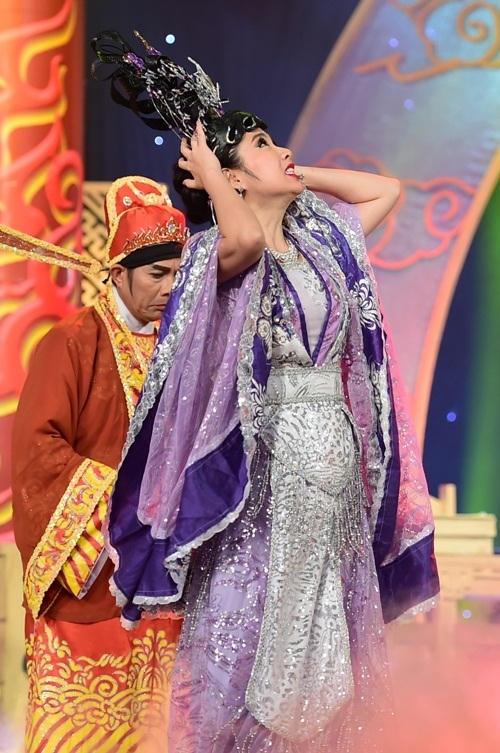 L&ecirc; Kh&aacute;nh hoảng loạn sợ bị lộ ảnh nhạy cảm.