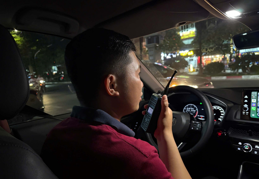 Lực lượng CSGT hóa trang nắm bắt tình hình trực báo cho các Tổ, chốt xử lý kịp thời những trường hợp vi phạm.