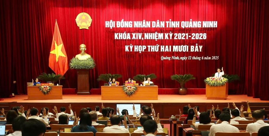 Với sự thống nhất của 100% đại biểu tham dự kỳ họp, 3 nghị quyết quan trọng đã được thông qua. Ảnh: Thu Chung.