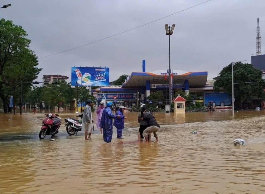 Lực lượng chức năng và người dân giúp đỡ phụ nữ mang thai trước dõng nước lũ.
					
				
			
			Lực lượng chức năng và người dân giúp đỡ phụ nữ mang thai trước dõng nước lũ.