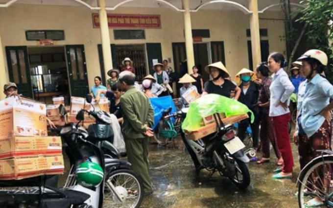 Người dân bị lừa đã chở đồ lên trụ sở UBND xã phản đối.