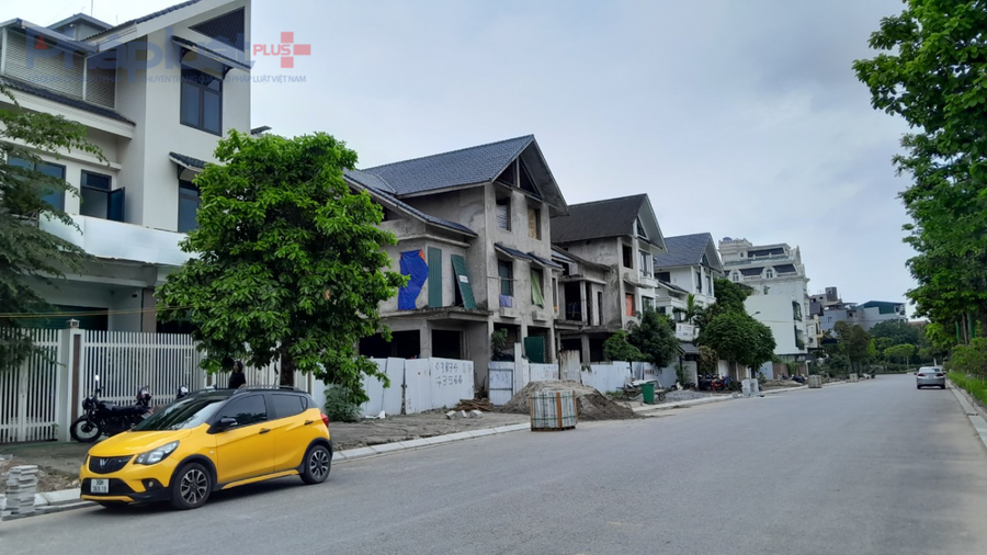 Một số căn có công nhân bên trong.