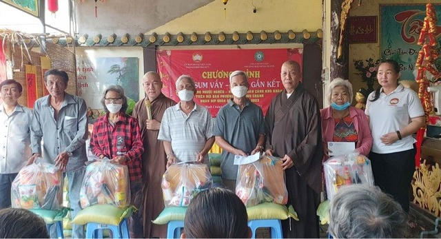 Chùa Minh Giác, Thiên Nguyên và chùa Huỳnh Mai tặng quà Tết đến người dân