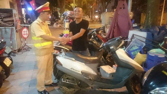 Tổ công tác trao trả lại chiếc xe bị thất lạc lại cho chủ nhân.