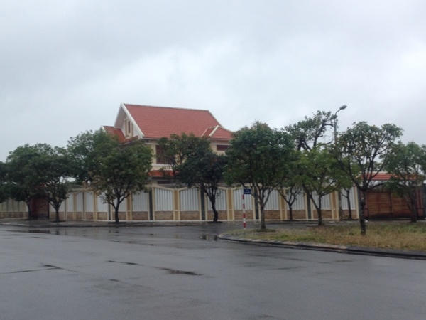 Ngôi biệt thự ở khối phố Mỹ Thạch Bắc nơi ông Lê Phước Hoài Bảo sinh sống bị hai đối tượng Tấn và Tùng đột nhập trộm 3 con chim chào mào.