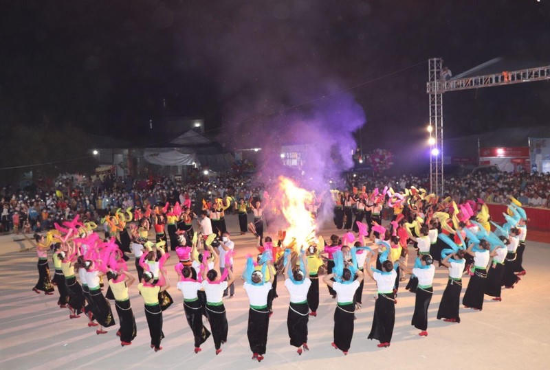 Điệu xòe vòng tròn cổ tay là một trong các điệu xòe của dân tộc Thái. (Ảnh: Nguyễn Nga)