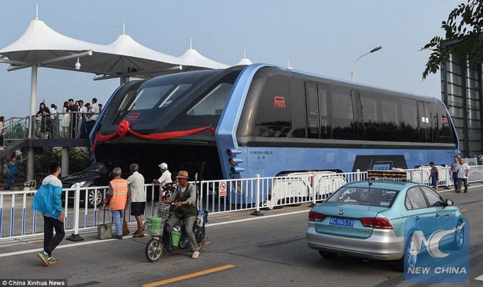 China Xinhua News cho biết, TEB-1 được lên ý tưởng từ năm 2010 và được giới thiệu lần đầu tới công chúng tại triển lãm công nghệ cao quốc tế Bắc Kinh. Tuy nhiên, phải đến 2/8, chiếc xe bus trên không này mới được chính thức đưa vào thử nghiệm. (Ảnh: New China)