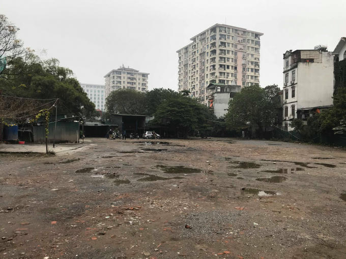 B&atilde;i xe tr&ecirc;n điểm đất dự &aacute;n Ao &Uacute;t tu đ&atilde; dừng hoạt động.