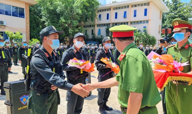 250 Cảnh sát cơ động chi viện Bình Dương chống dịch