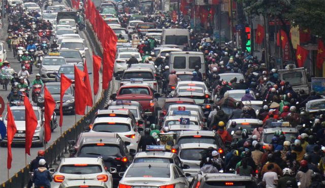 Phố Tây Sơn dòng người ken kẹt cứng.