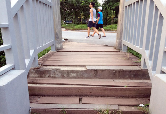 Sau 8 năm hoạt động, đến nay, công viên xuống cấp, nhiều nơi nhếch nhác. Trong ảnh, bậc gỗ trong công viên hư hỏng, vá víu tạm bợ.
