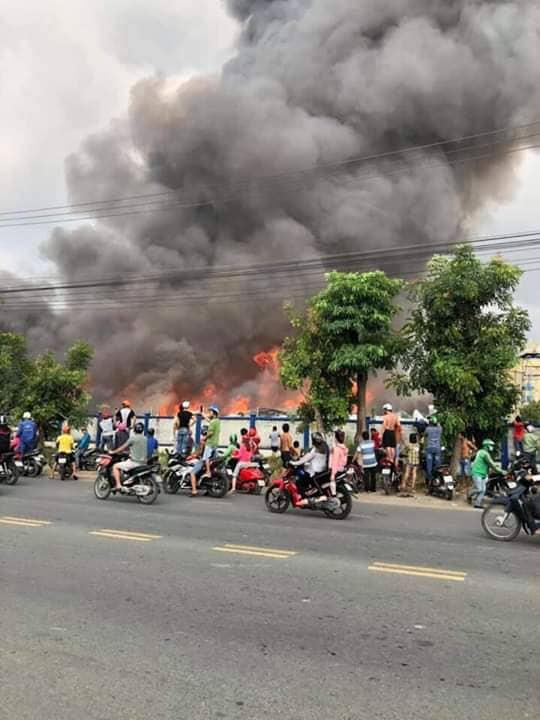 Đám cháy bùng phát dữ dội.