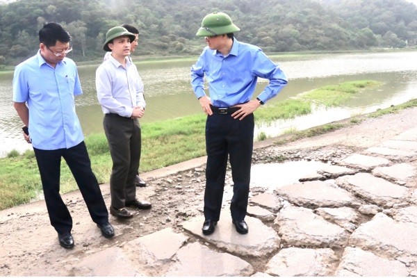 Ông Đoàn Minh Huấn, Bí thư Tỉnh ủy Ninh Bình (ngoài cùng bên phải), trực tiếp kiểm tra các tuyến đê xung yếu trên địa bàn.