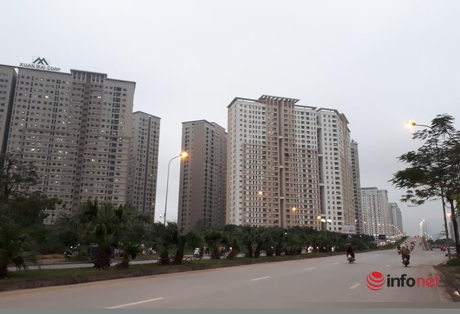 Thanh tra chỉ rõ vi phạm của chủ đầu tư tại chung cư Xuân Mai Complex. (Ảnh: Minh Thư)