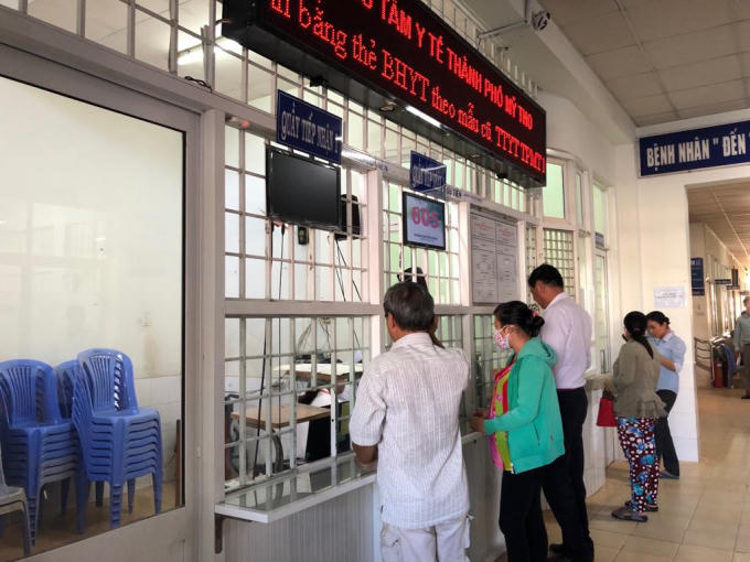 Người dân đến khám bệnh tại Trung tâm y tế thành phố Mỹ Tho, Tiền Giang.