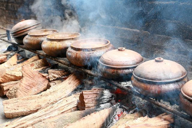 Điểm đặc biệt của chiếc niêu đất để kho cá phải được tôi bằng nước khoảng 4 tiếng để niêu không bị vỡ trong suốt quá trình kho gần 20 tiếng, cũng để cho gia vị ngấm vào cá mà không ngấm vào niêu.