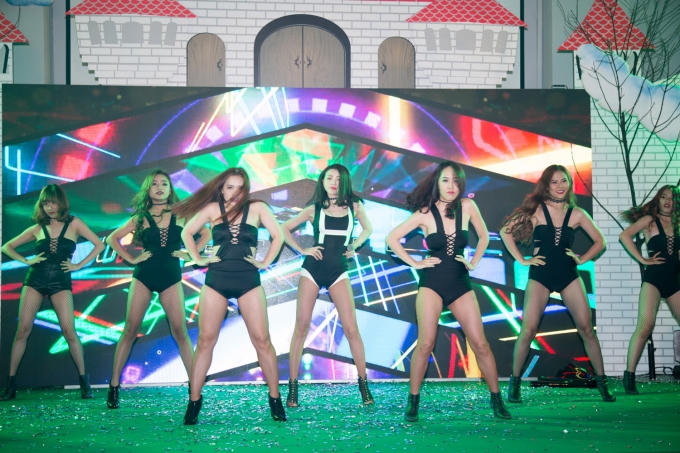 Tr&agrave; Ngọc Hằng diện v&aacute;y ng&agrave;n đ&ocirc;, lột đồ n&oacute;ng bỏng tr&ecirc;n s&acirc;n khấu