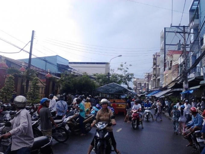 Rất đông người dân đã tới chia buồn cùng gia đình nạn nhân.