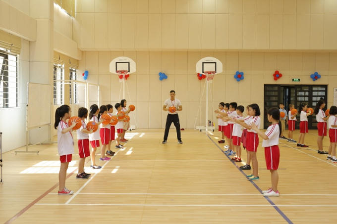 Nhà thi đấu đa năng đầy đủ thiết bị, dụng cụ để chơi nhiều môn thể thao như bóng rổ, cầu lông… Ngoài ra trường cũng có sân bóng cỏ nhân tạo ngoài trời cho học sinh học đá bóng.